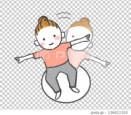 ダイエットの為にバランスボールに乗ってバランスをとる女性 136811103