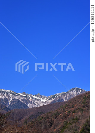 駒ヶ根から千畳敷カール、宝剣山を見上げる 136811111