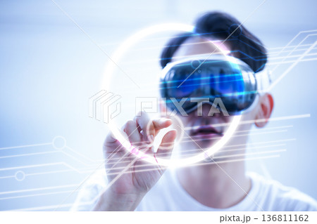 VRなどのゴーグルをしてバーチャル体験する、ゲームやテクノロジー仮想現実などイメージ VRなどのゴーグルをしてバーチャル体験する、ゲームやテクノロジー仮想現実などイメージ 136811162