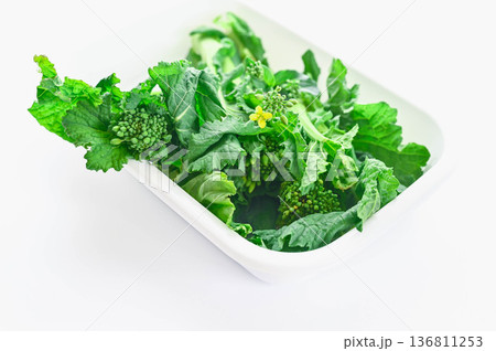 トレーの上の菜の花 トレーの上の菜の花 136811253