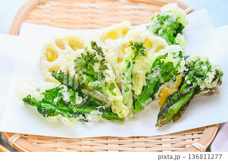 菜の花のと蓮根の天ぷら 136811277