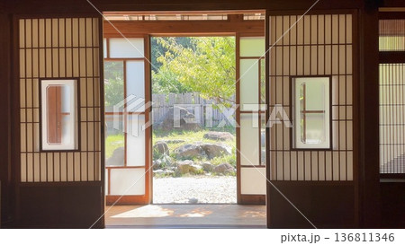 古民家の室内から縁側越しに望む日本庭園 古民家の室内から縁側越しに望む日本庭園 136811346