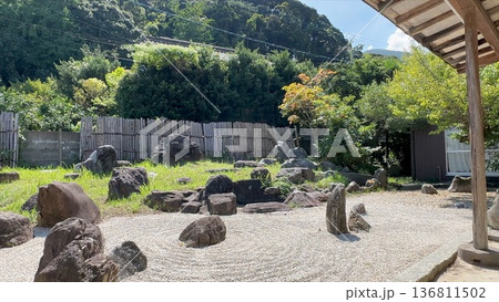 枯山水の庭と石組みが美しい日本庭園 枯山水の庭と石組みが美しい日本庭園 136811502