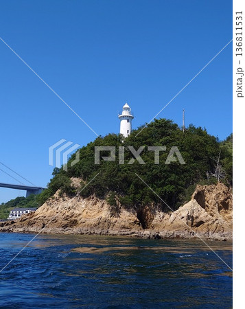 晴れた日に海から見た小島の白い灯台 136811531