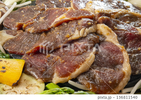 日本の美味しい羊肉焼き料理、ジンギスカン 136811540
