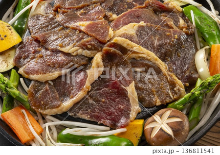 日本の美味しい羊肉焼き料理、ジンギスカン 136811541