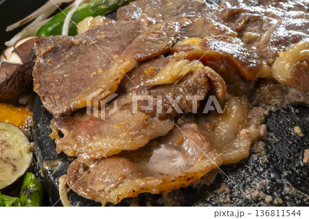 日本の美味しい羊肉焼き料理、ジンギスカン 136811544