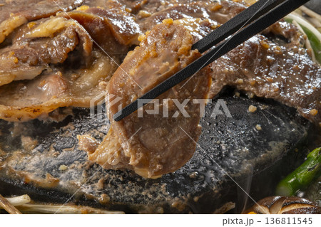 日本の美味しい羊肉焼き料理、ジンギスカン 136811545