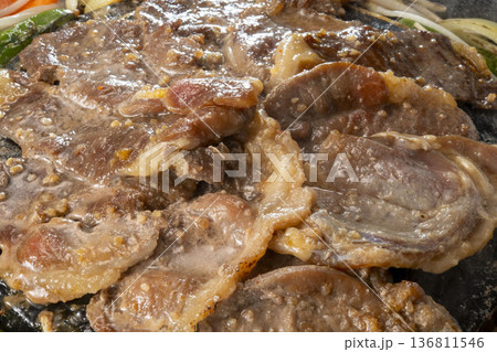 日本の美味しい羊肉焼き料理、ジンギスカン 136811546