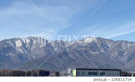 長野県の中央アルプス雪景色と山並みの風景 長野県の中央アルプス雪景色と山並みの風景 136811754