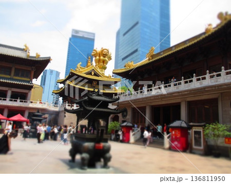 中国　上海　静安寺　ジオラマ風 136811950