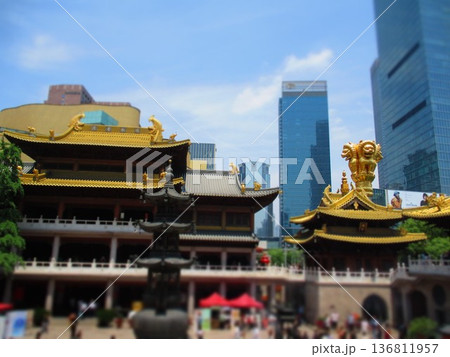 中国　上海　静安寺　ジオラマ風 136811957