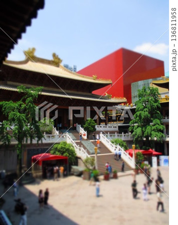 中国　上海　静安寺　ジオラマ風 136811958