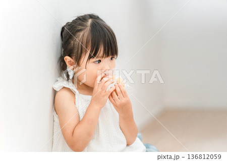 おやつ,お菓子,ドーナツを食べる女の子 136812059