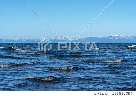 真冬の琵琶湖と遠く見える湖北の雪山の素材 真冬の琵琶湖と遠く見える湖北の雪山の素材 136812094
