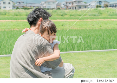 マイホームの芝生の庭で娘を抱きしめる親子,パパ,娘 マイホームの芝生の庭で娘を抱きしめる親子,パパ,娘 136812107