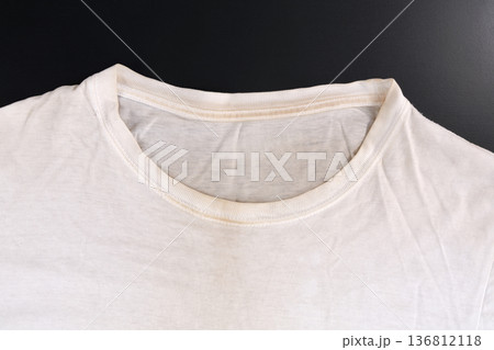 汚れたシャツ 136812118