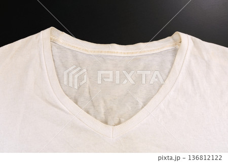 汚れたシャツ 136812122