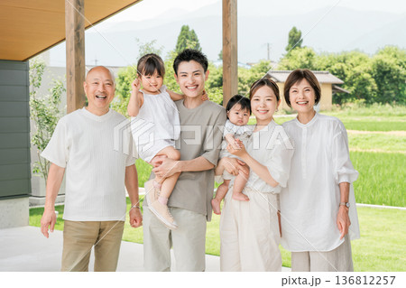 マイホームの前で家族写真を撮る三世代家族,ファミリー(二世帯住宅) マイホームの前で家族写真を撮る三世代家族,ファミリー(二世帯住宅) 136812257