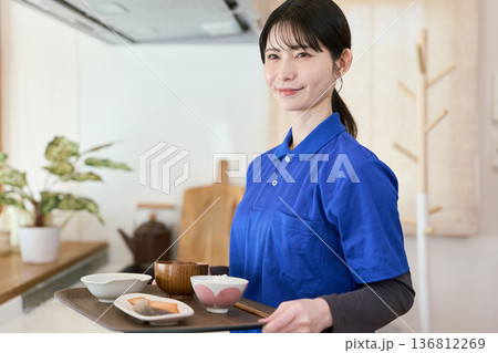 訪問介護で食事のサポートをする介護士 訪問介護で食事のサポートをする介護士 136812269
