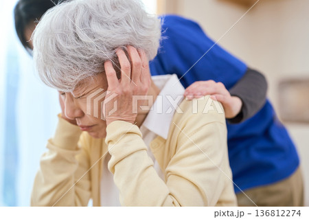 介護で塞ぎ込むアジア人シニア女性 136812274