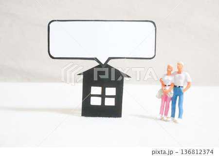 夢のマイホームについて考える夫婦 136812374