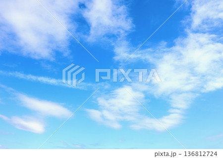 青空と白い雲 136812724