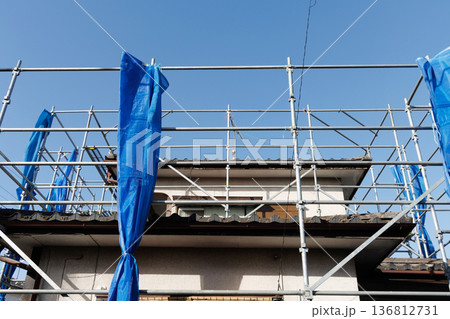 足場が組まれた住宅 136812731