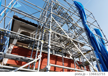 足場が組まれた住宅 136812733