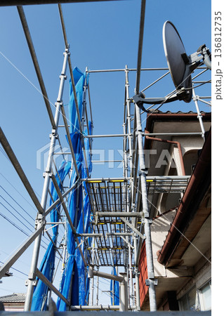 足場が組まれた住宅 足場が組まれた住宅 136812735