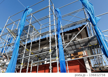 足場が組まれた住宅 136812738