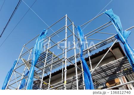 足場が組まれた住宅 136812740