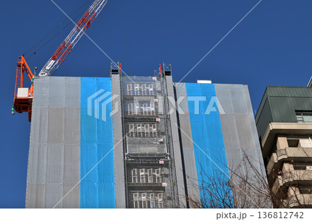 工事現場　新築マンションのロングスパン工事用エレベーター 136812742