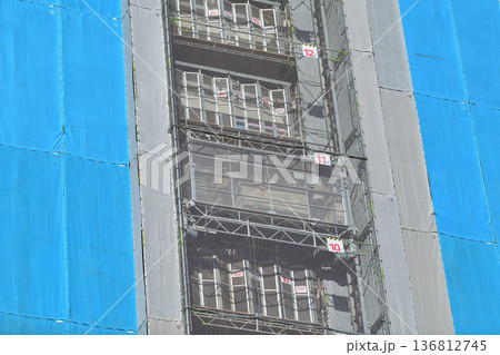 工事現場 新築マンションのロングスパン工事用エレベーター 工事現場 新築マンションのロングスパン工事用エレベーター 136812745