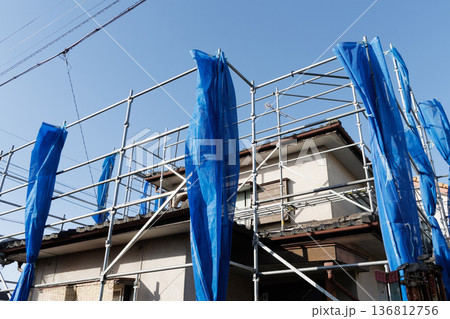 足場が組まれた住宅 足場が組まれた住宅 136812756
