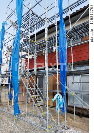 足場が組まれた住宅 足場が組まれた住宅 136812768