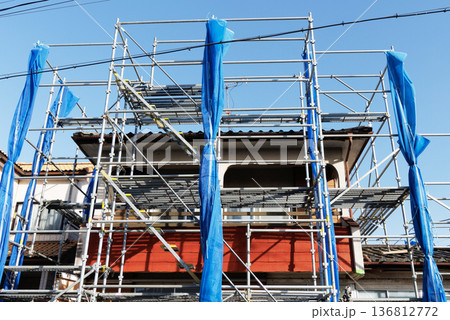 足場が組まれた住宅 足場が組まれた住宅 136812772