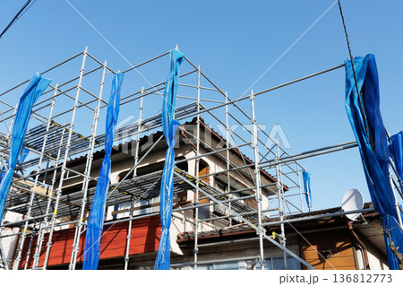 足場が組まれた住宅 136812773