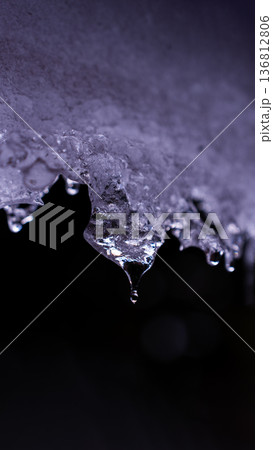 軒先に垂れ下がる雪 軒先に垂れ下がる雪 136812806