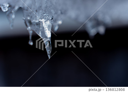 軒先に垂れ下がる雪 136812808