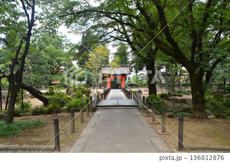 境内側から見た「四脚門(赤門)」(恵林寺/山梨県甲州市塩山小屋敷) 境内側から見た「四脚門(赤門)」(恵林寺/山梨県甲州市塩山小屋敷) 136812876