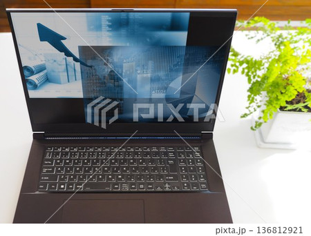 ノートパソコンと株価チャートの画面 ノートパソコンと株価チャートの画面 136812921