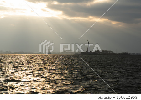 夕日の中の自由の女神 夕日の中の自由の女神 136812959