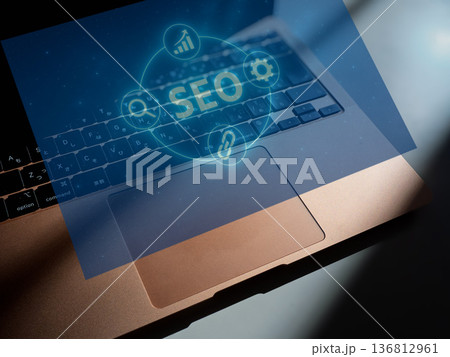 SEO対策のイメージとノートパソコン 136812961