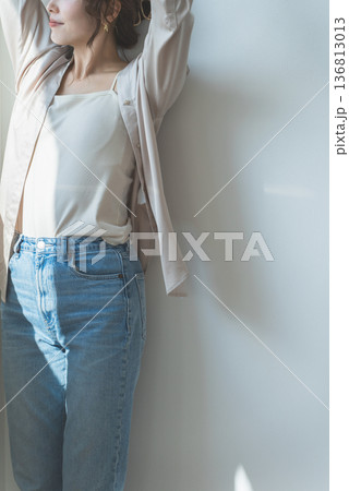 西陽の当たる窓辺にいる女性(モデル,ファッション,光,影) 西陽の当たる窓辺にいる女性(モデル,ファッション,光,影) 136813013