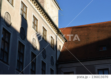 夕方の光と影が印象的なヨーロッパ建築の屋根風景 夕方の光と影が印象的なヨーロッパ建築の屋根風景 136813070