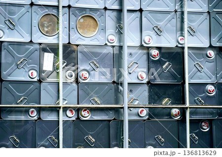 たくさんの一斗缶 136813629