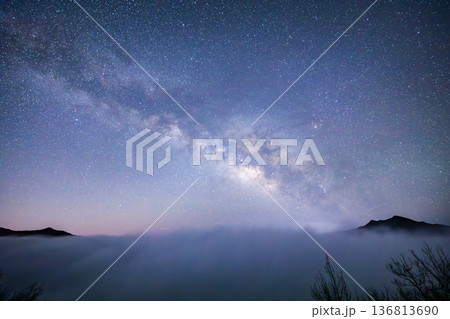 宇宙と地上の神秘が出会う場所　ツエノ峰 136813690