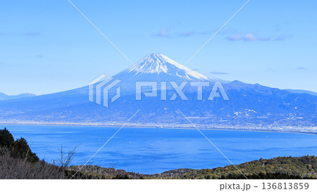 海越しに見る富士山 136813859