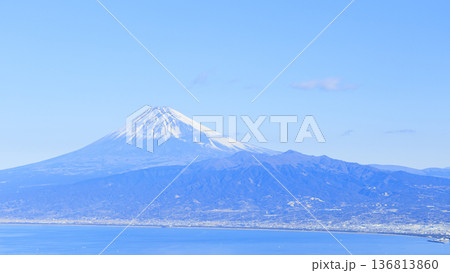 海越しに見る富士山 136813860